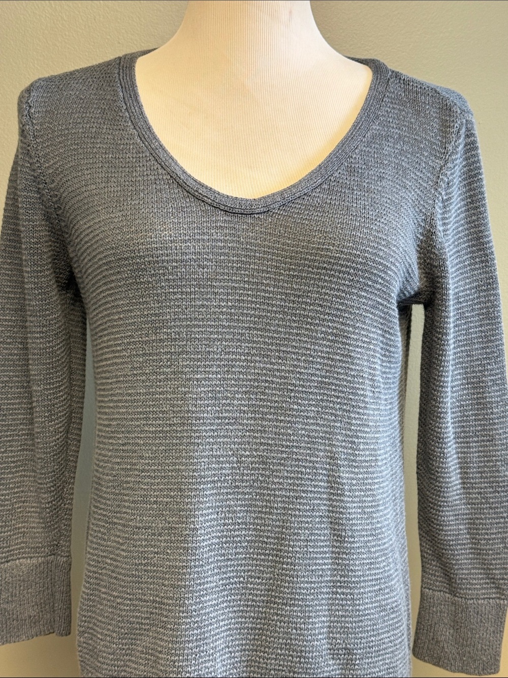 LOFT Light Gray Textured Knit Sweater Women's Medium 3/4 Sleeve Scoop Neck - Picture 2 of 6